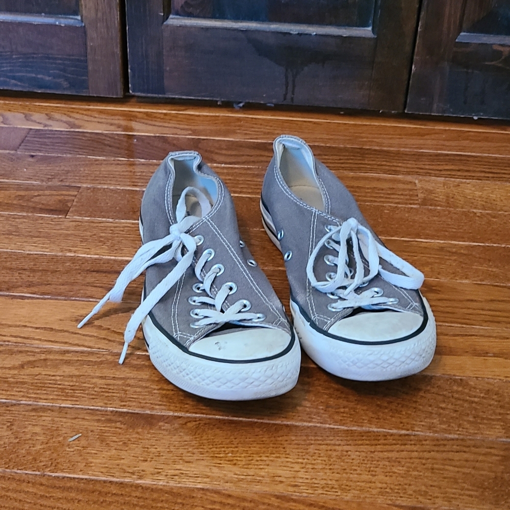 Converse low top.